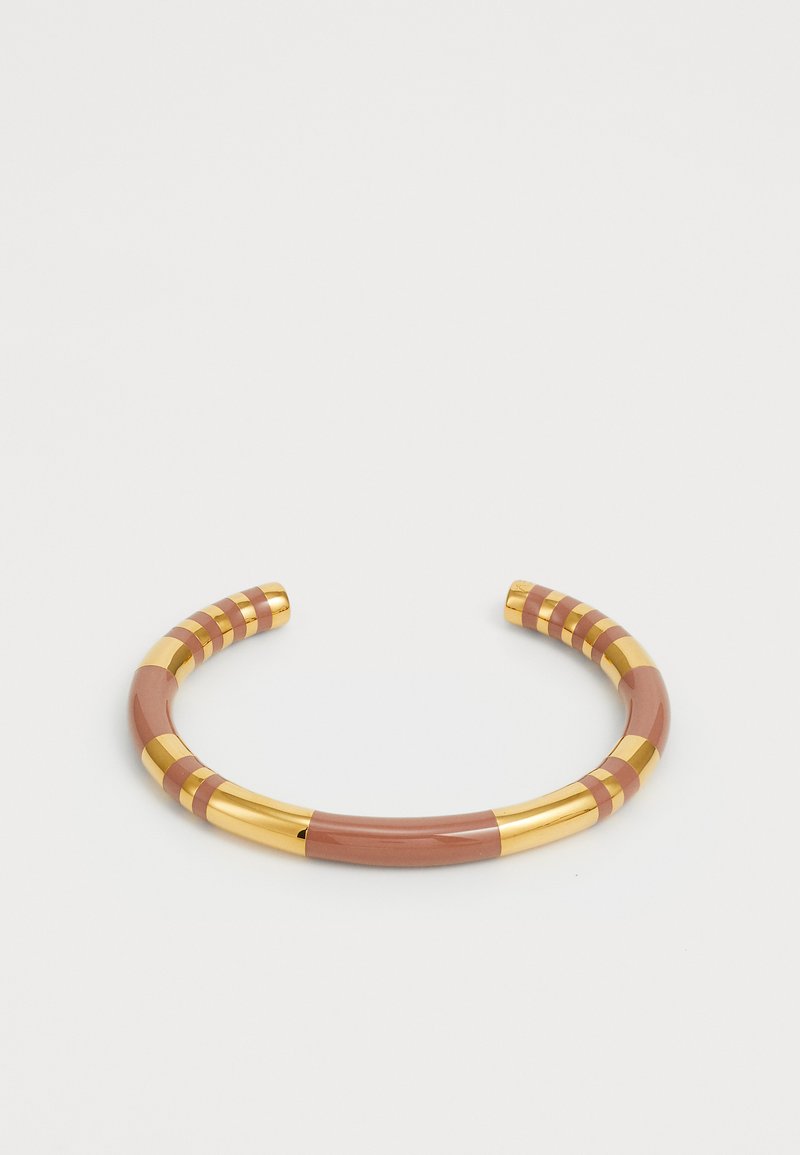 Terrakotta ja kuldne käevõru, millel on triibulised mustrid. Sile tekstuur metallsete aktsentidega ja ümar kuju.