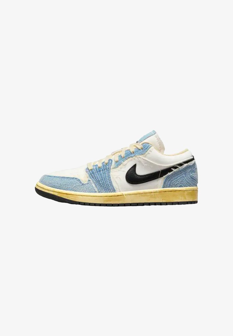 Low-top sneaker met een witte basis, blauwe denim overlays, een zwart swoosh-logo, een gestructureerde afwerking en een geelachtige rubberen zool.