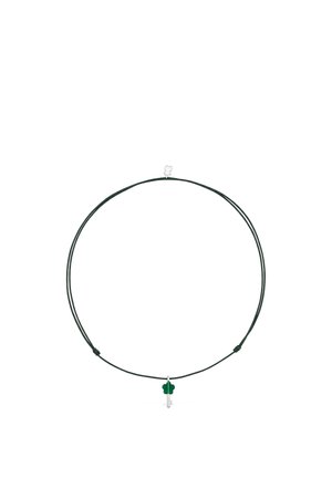 Delicato collana in corda nera con un piccolo quadrifoglio verde e un ciondolo a forma di chiave argentata appeso al centro.