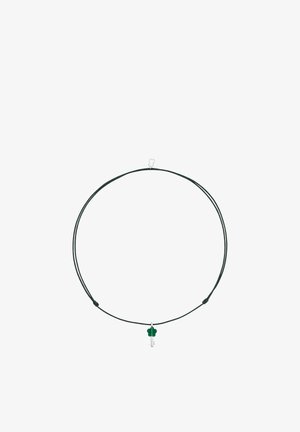 Collier délicat en cordon noir avec un petit trèfle à quatre feuilles vert et un pendentif clé en argent suspendu au centre.