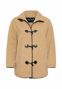 Beige fleece takki, jossa on kaulus, mustat napit ja korostukset. Takissa on teksturoitu pinta ja pitkät hihat, mikä luo rennon istuvuuden.