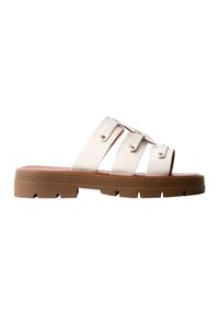 Sandale en cuir blanc avec trois brides et détails de boucle, et une semelle épaisse en caoutchouc marron avec des crampons profonds pour une bonne adhérence.