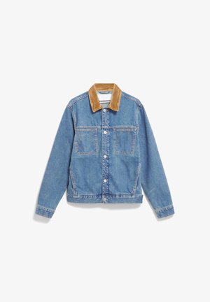 Giacca di denim blu chiaro con colletto in corduroy, bottoni a pressione, due tasche anteriori e vestibilità rilassata. Presenta texture a contrasto.