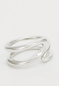 Silberne verdrehte Ring mit glatter, glänzender Oberfläche; verfügt über sich überlappende Bänder, die ein fließendes Design erzeugen. Keine sichtbaren Verzierungen oder Muster.