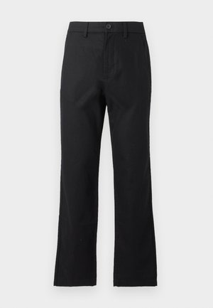 Schwarze Hose mit geradem Bein, Gürtelschlaufen, Knopfverschluss und Vordertaschen, dargestellt vor einem einfachen grauen Hintergrund.