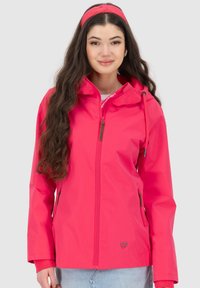 Helles pinke wasserdichte Jacke mit Kapuze, ausgestattet mit einem Reißverschluss, verstellbaren Kordelzügen und Seitentaschen. Glatte Textur mit Logo-Akzent.