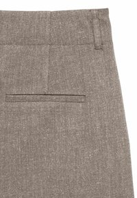 Ingrandimento di pantaloni in tessuto grigio con texture, che mostrano una tasca a filetto sul retro e un passante per cintura sulla vita.