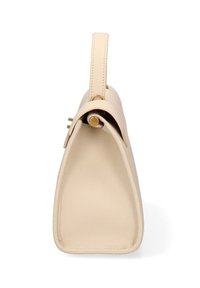 Beige leren handtas met een gestructureerd ontwerp, platte basis en een korte handgreep. Kenmerkt een gouden hardware accent nabij de bovenkant.