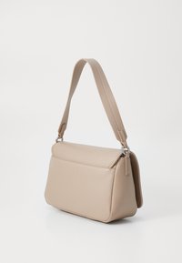 Beige lærveske med rektangulær fasong, justerbar stropp og glatt tekstur. Har klaffelukking og minimale metalldetaljer.