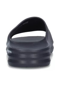 Sandalo blu scuro con superficie liscia, retro aperto arrotondato e design testurizzato e ondulato sulla suola per una presa e uno stile aggiuntivi.