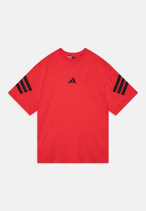 Camiseta de algodón roja con escote redondo, mangas cortas y amplias, acentos de tres rayas negras en las mangas y un pequeño logo en el pecho.