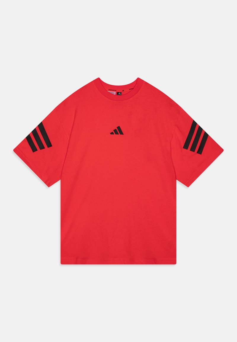 Rotes Baumwoll-T-Shirt mit rundem Ausschnitt, kurzen weiten Ärmeln, schwarzen drei Streifen an den Ärmeln und einem kleinen Logo auf der Brust.
