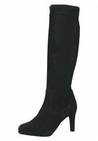 Bota de ante negro hasta la rodilla con un tacón afilado, textura suave y una abertura ajustada. Presenta un sutil panel lateral elástico para mayor comodidad.