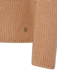 Gebreid sweater in zacht, lichtbeige, met een gestructureerd ribpatroon en een klein metalen logo-accent aan de onderkant.
