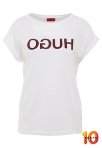 Camiseta de algodón blanca con un corte relajado, que presenta un logo burdeos "HUGO" impreso horizontalmente en el frontal. Mangas cortas y cuello redondo.