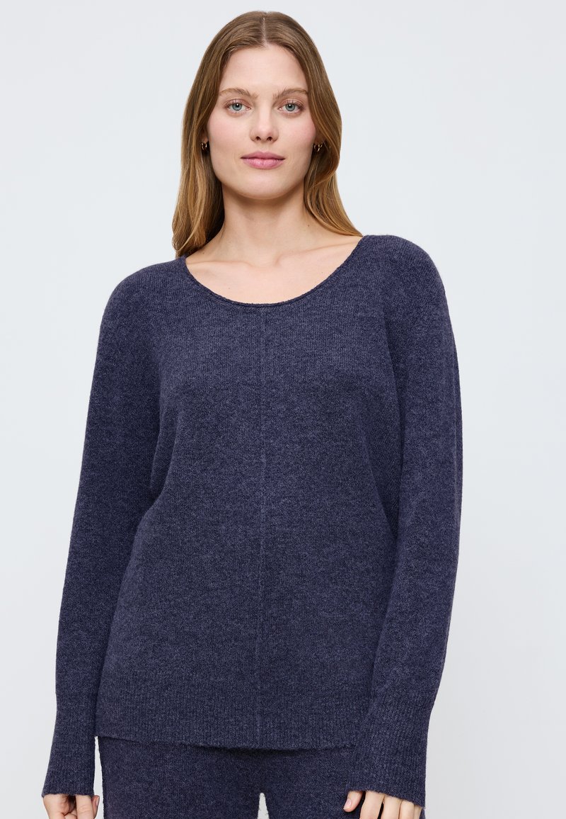 Dunkelblaues Sweatshirt aus weichem, strukturiertem Material mit Rundhalsausschnitt und langen Ärmeln. Einfaches Design mit gerader Passform.