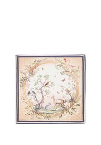 Seidenschal mit einer bunten Naturszene, die verschiedene Vögel, einen Hirsch und Blumen zeigt. Quadratische Form mit einem dekorativen Rand in Creme und Marineblau.