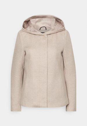 Beige gewatteerde jas met capuchon, lange mouwen, gladde stof en verborgen sluiting aan de voorkant tegen een effen witte achtergrond.