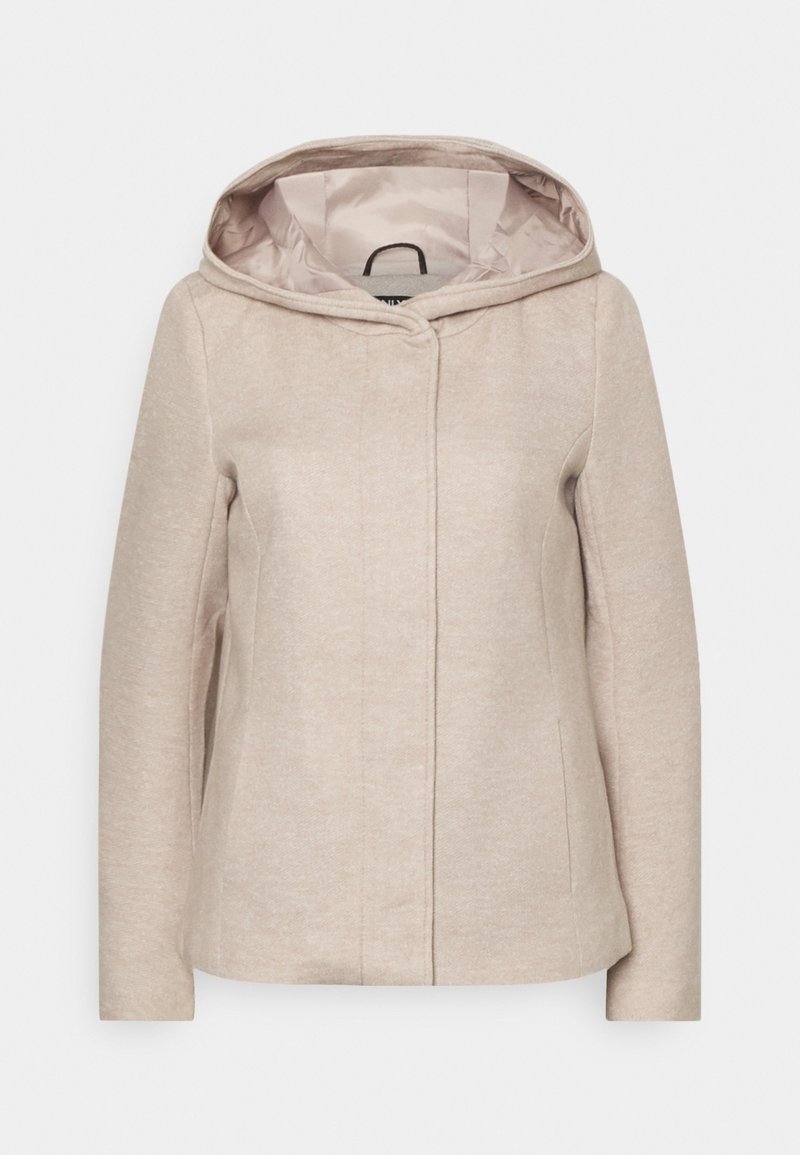 Veste beige à capuche avec manches longues, tissu lisse et fermeture devant dissimulée sur fond blanc uni.