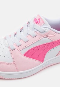Puma REBOUND V6 UNISEX - Sneakers basse - white/fast pink/whisp of pink