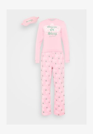 Ensemble de pyjama rose avec un haut à manches longues affichant un motif "Reine du Sommeil" et un pantalon assorti avec un motif de couronne. Comprend un masque de sommeil.