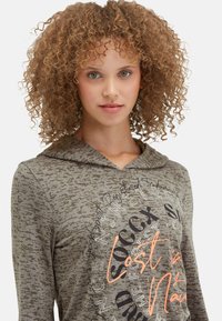 Hoodie mit langen Ärmeln in Olivgrün mit einem strukturierten Muster. Verfügt über einen schwarz-orangefarbenen Grafikdruck, einen runden Ausschnitt und weichen Stoff.