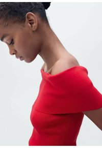 Rode off-the-shoulder gebreide top met een aansluitend ontwerp. Gladde textuur, korte mouwen en een minimalistische esthetiek. Eenvoudige horizontale halslijn.