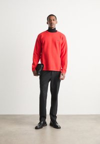 BOSS RARTIC - Džemperis - open red