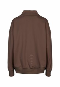 Sweat-shirt marron à manches longues avec col montant et bords-côtes aux poignets et à l’ourlet, vue de dos avec un logo subtil répété près du centre en bas.