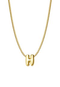 Kuldne kaelakee, millel on silmapaistev, tekstureeritud tähte "H" ripats, kus on sujuv ja läikiv viimistlus ning ruudukujuline linkide disain.
