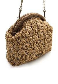 Bolso de paja tejido con forma redondeada, con una superficie texturizada, asa marrón y un detalle dorado visible a lo largo del material.