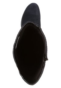 Bota de ante negra hasta la rodilla con punta redondeada, exterior suave y cierre de cremallera en el lateral. Interior forrado de textura suave.
