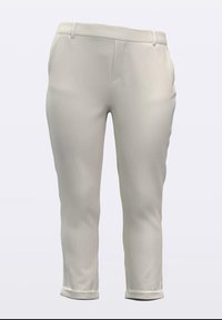 Roomkleurige, op maat gemaakte broek met een gladde textuur, voorzakken en omgeslagen boorden bij de enkels. Lichtgewicht stof.