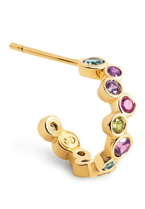 Ensemble de boucles d'oreilles créoles en or avec des pierres précieuses rondes multicolores comprenant du bleu, du violet, du rose et du vert, présenté en angle sur fond blanc.