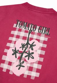 Mørk pink skjorte med et hvidt ternet mønster, styliserede pink tomater med sorte stilke og teksten "TOMATO GIRL Summer."