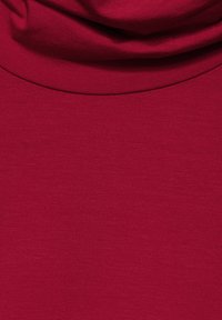 Burgundyröd sträckt tyg med en slät yta. Har en mjuk, draperad halsringning och en jämn färgfördelning över hela.