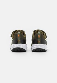 Nike Performance NIKE REVOLUTION 6 (PSV) - Sapatos para corrida em estrada - rough green/barely volt/black/total orange