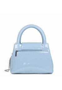 Borsa a mano in patent azzurro chiaro con forma strutturata, manici rotondi e tasca frontale con zip. Presenta una tracolla in catena argentata.