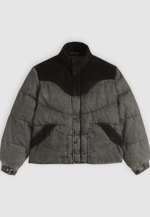 Chaqueta acolchada gris y negra con un cuello alto, que presenta un diseño de hombros redondeados, bolsillos laterales y acentos de tela en contraste.