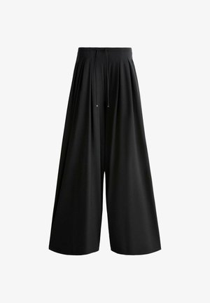 Črni široki hlače z naborki, elastičnim pasom in vrvico spredaj, izdelane iz gladkega materiala.