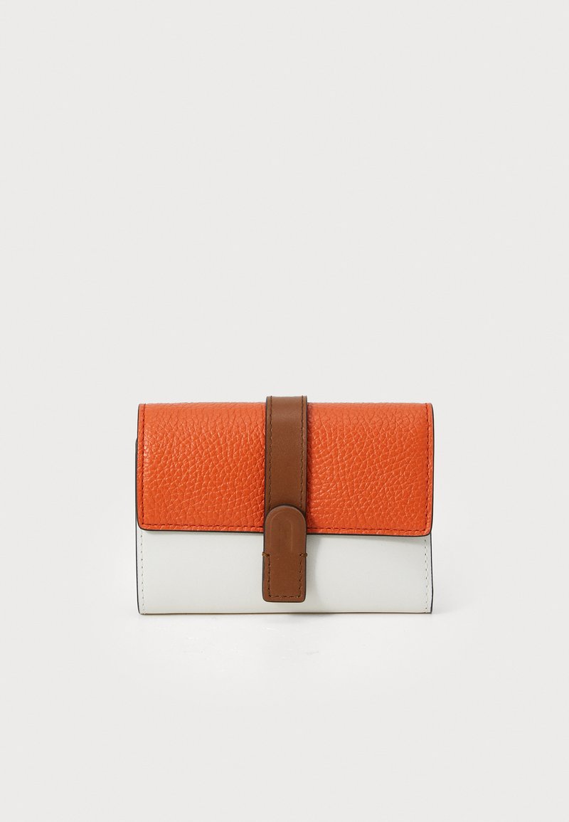 Portafoglio pieghevole in pelle arancione textured con una base in pelle bianca liscia. Chiusura a scatto marrone, forma rettangolare, design minimalista.