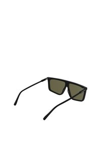 Occhiali da sole rettangolari neri con lenti verde scuro, caratterizzati da montatura nera slim e aste dritte. Nessun logo o motivo visibile.