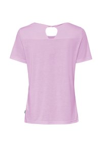 Vista posteriore di una t-shirt a maniche corte color lilla chiaro con un piccolo taglio a forma di oblò vicino allo scollo.