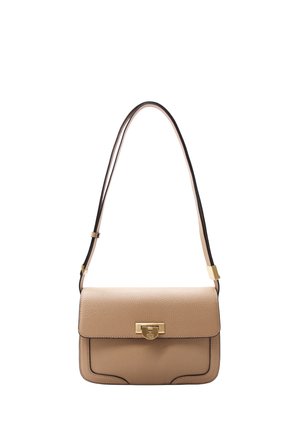 Sac à bandoulière en cuir beige avec fermoir rectangulaire doré et bandoulière réglable, présentant une finition texturée et un design épuré et structuré.