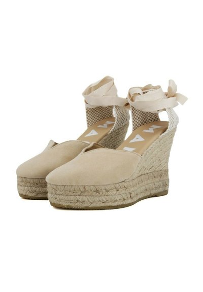 Espadrillas beige in suede con zeppa, suola in juta intrecciata, punta aperta e nastri incrociati su un retro in rete.