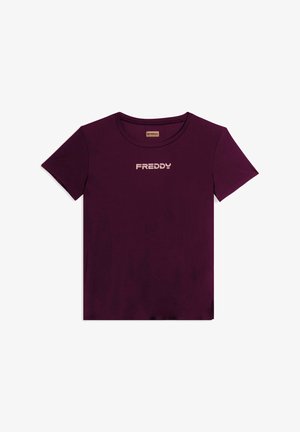Camiseta corta de algodón suave en color marrón, con un cuello redondo y un pequeño logo impreso en color claro que dice "FREDDY" en la parte delantera.