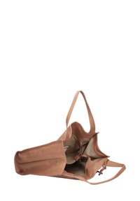 Bruine leren totebag met een gestructureerd buitenoppervlak, dubbele handvatten en een ruime, beige binnenkant met meerdere vakken en een ritsvak.