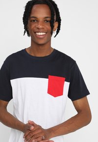 Urban Classics 3-TONE POCKET TEE - T-shirts med print - white /navy/ firered