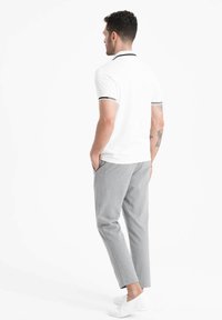 Ombre Pikeepaita - white