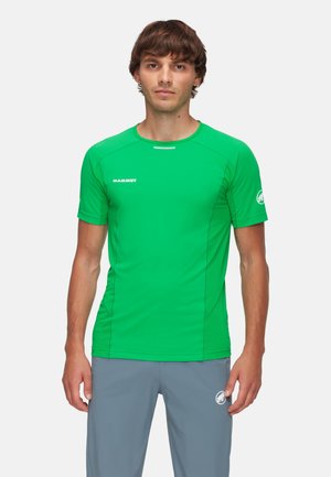 Groene sportshirt met korte mouwen en een ronde hals, gemaakt van vochtregulerende stof, met subtiele naadtoeren en merkembleem op de borst.